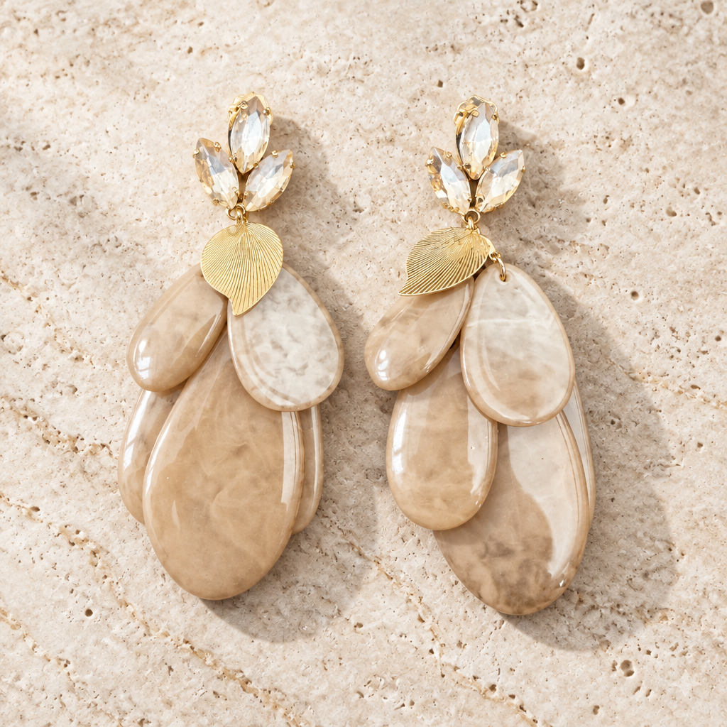 JORGINA - BOUCLES D'OREILLES DORÉES - CABOCHONS BLANCS - FEUILLES ACETATE BEIGE
