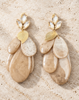 JORGINA - BOUCLES D'OREILLES DORÉES - CABOCHONS BLANCS - FEUILLES ACETATE BEIGE