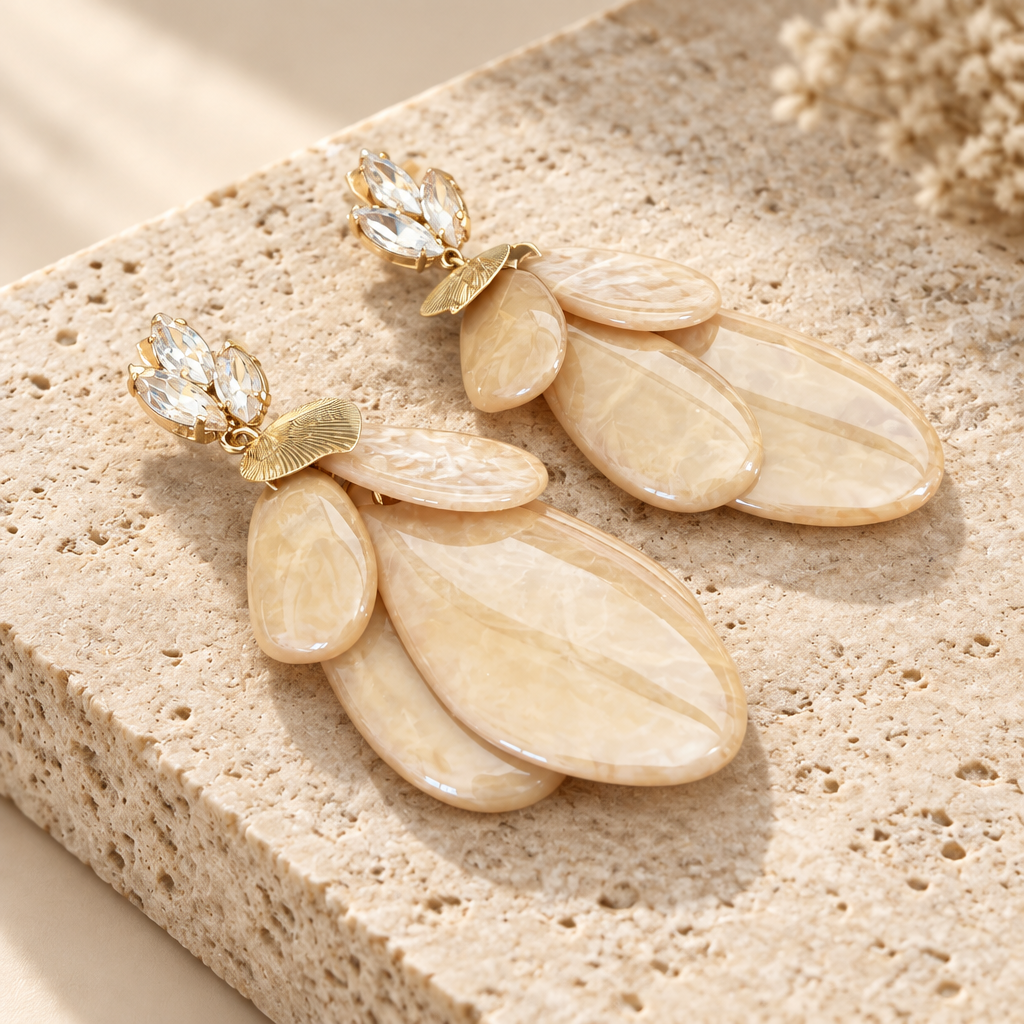 JORGINA - BOUCLES D'OREILLES DORÉES - CABOCHONS BLANCS - FEUILLES ACETATE BEIGE