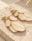 JORGINA - BOUCLES D'OREILLES DORÉES - CABOCHONS BLANCS - FEUILLES ACETATE BEIGE
