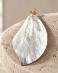 JORGINA - MONO BOUCLES D'OREILLES FEUILLES NACRE GRISE BASE DORÉE