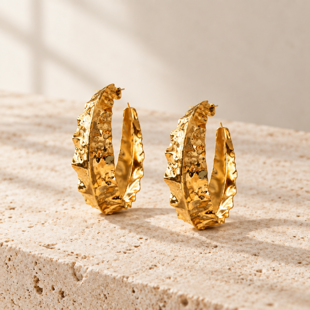 JORGINA - BOUCLES D'OREILLES CRÉOLES DORÉES ASPECT FROISSÉ - COUP DE ❤️
