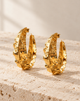 JORGINA - BOUCLES D'OREILLES CRÉOLES DORÉES ASPECT FROISSÉ - COUP DE ❤️
