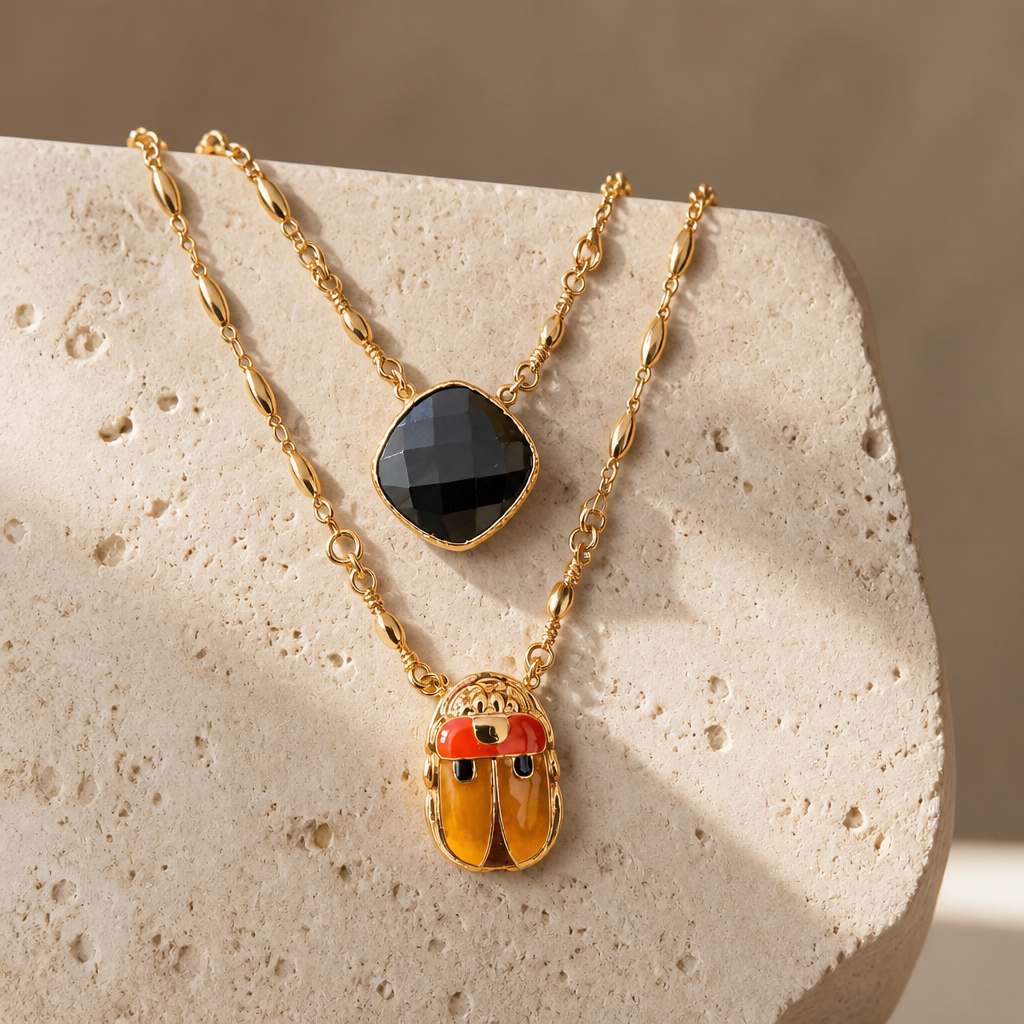 GAS BIJOUX - COLLIER SCAPULAIRE SERTI SCARABEE DORÉ -  ÉMAILLÉ ORANGE ET PIERRE ONYX