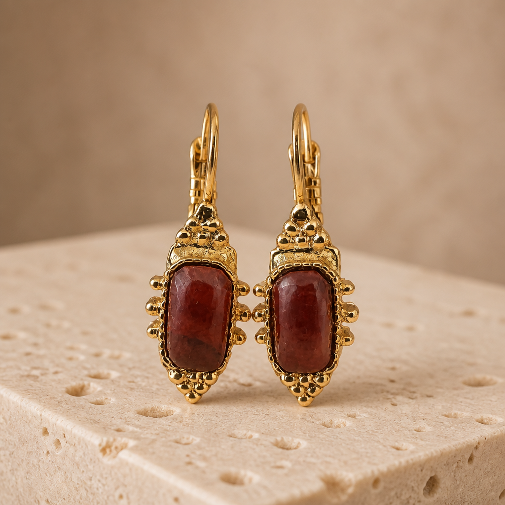 GAS BIJOUX - BOUCLES D'OREILLES SERTI TALISMAN JASPE ROUGE - Métal doré