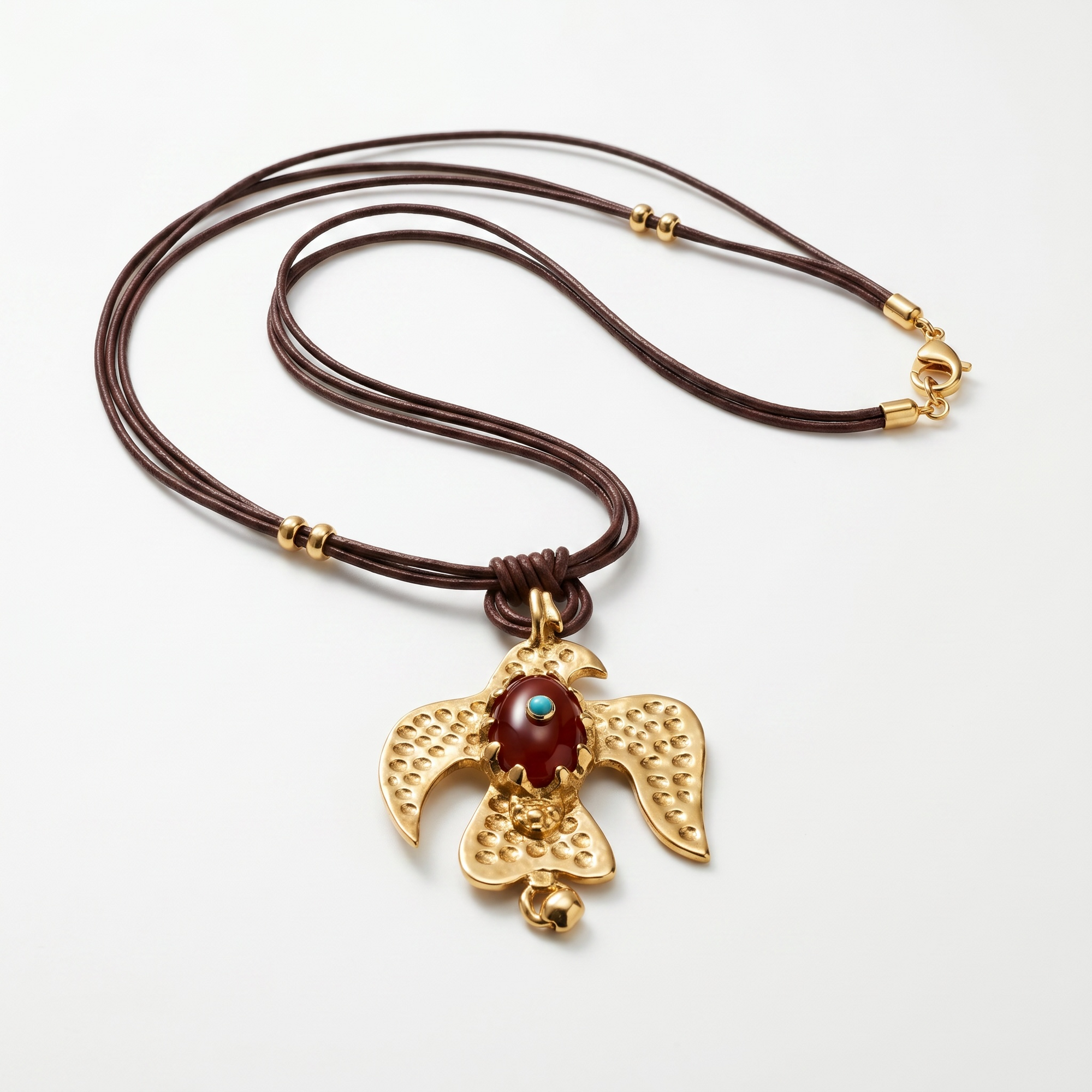 BY TOPAZE Pendentif aigle en métal doré martelé avec pierre rouge et turquoise sur cordon de cuir marron