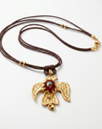 BY TOPAZE Pendentif aigle en métal doré martelé avec pierre rouge et turquoise sur cordon de cuir marron