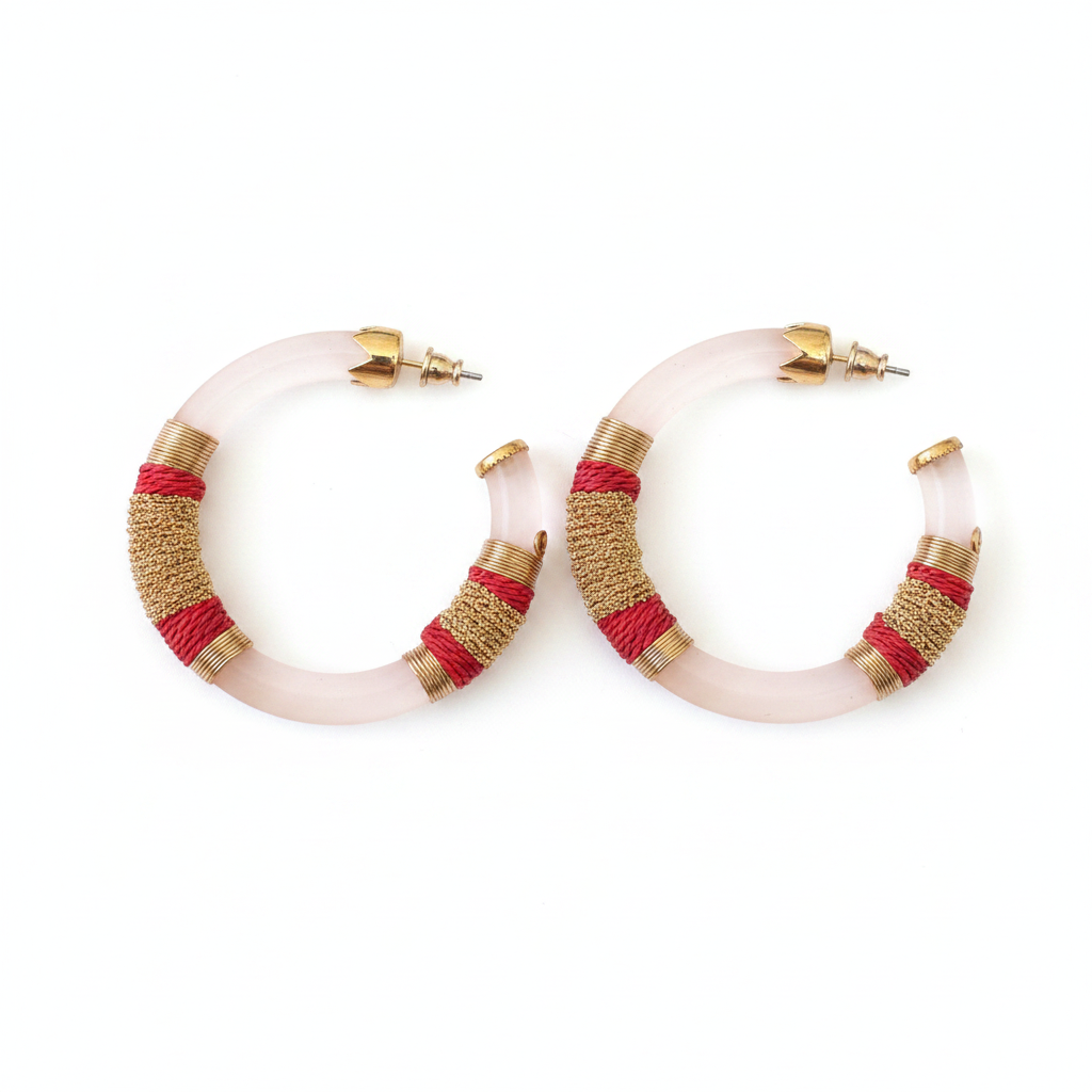 Boucles d'oreilles créoles BY TOPAZE en résine givrée, fils de coton rouge et détails dorés, style bohème chic.