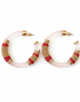 Boucles d'oreilles créoles BY TOPAZE en résine givrée, fils de coton rouge et détails dorés, style bohème chic.