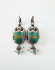 BY TOPAZE : Boucles d'oreilles pendantes Scaramouche dorées à l'or fin, ornées d'un scarabée bleu et vert émaillé, perles nacrées et pierres vertes.