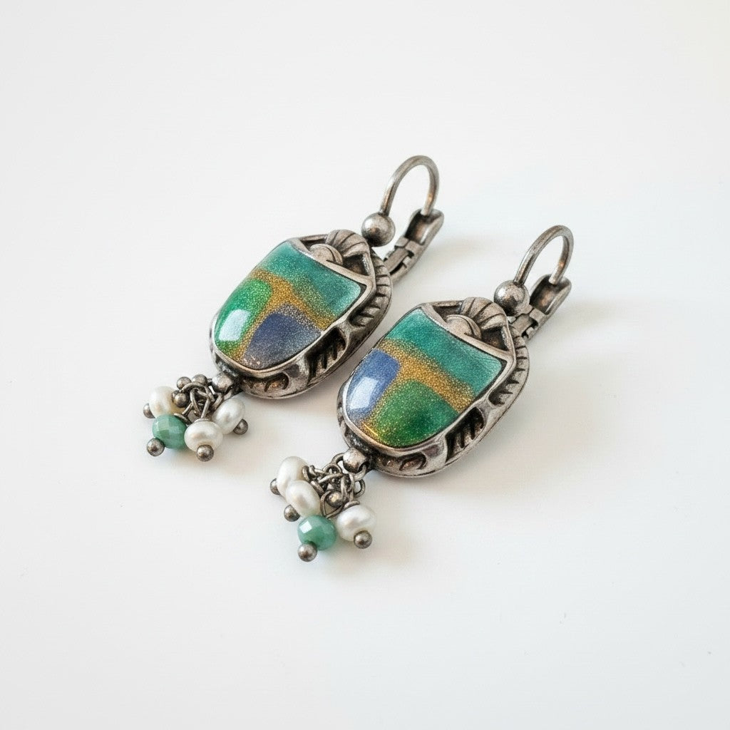 Boucles d'oreilles BY TOPAZE Scaramouche dorées à l'or fin, ornées d'un scarabée émaillé vert et bleu, avec perles nacrées et pierres vertes.