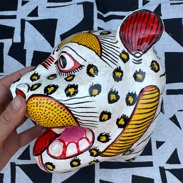 Masque léopard blanc artisanal en papier mâché Inde