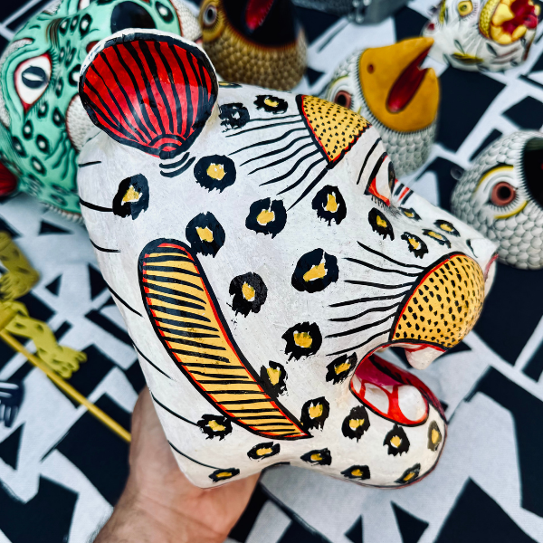 Masque léopard blanc artisanal en papier mâché Inde